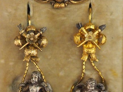 Demi-parure Napoléon III en or jaune et argent. Comprenant :  - une br