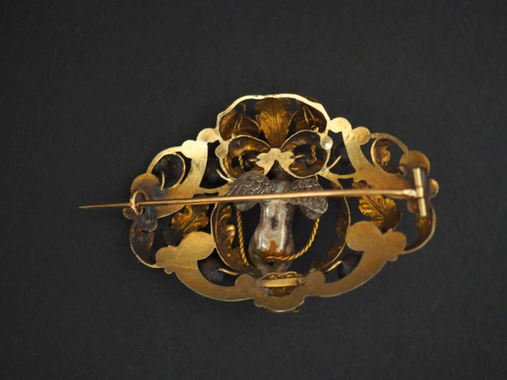 Demi-parure Napoléon III en or jaune et argent. Comprenant :  - une br