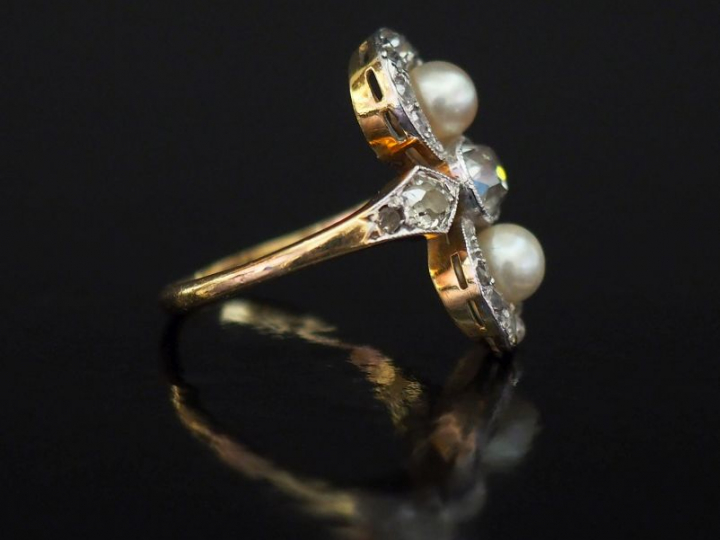 Bague dite "Toi   Moi" en or jaune, sertie en son centre d'un diamant 