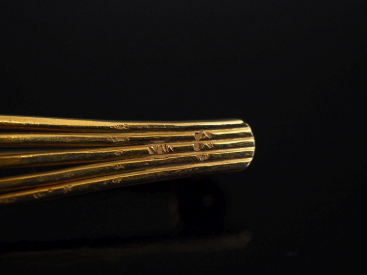 Broche de forme barrette, à décor en son centre d'un dôme serti de pet