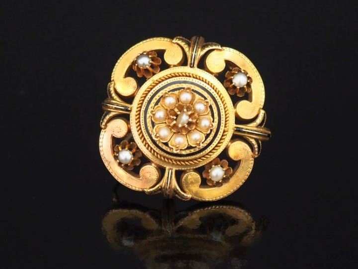 Broche Napoléon III en or jaune, émail noir et petites perles blanches