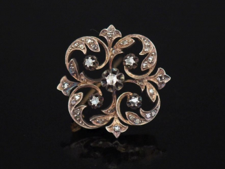 Vente aux enchères Broche 1900 en or jaune et argent, à décor ajouré de rinceaux feuillag