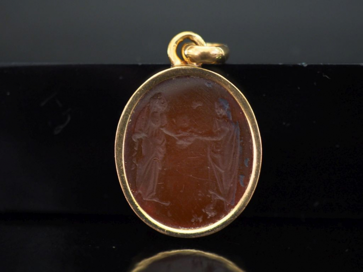 Pendentif en or jaune, sertie en son centre d'une intaille, figurant d