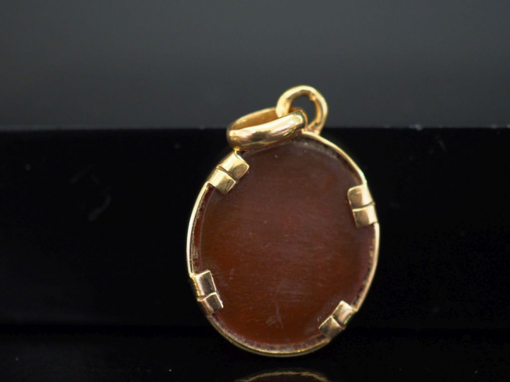 Pendentif en or jaune, sertie en son centre d'une intaille, figurant d