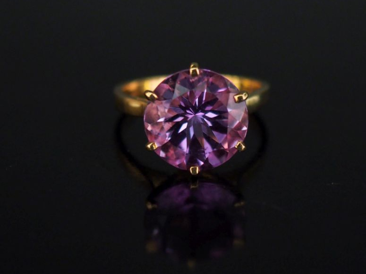 Bague en or jaune 750, sertie en son centre d'une améthyste. TDD. 56 P