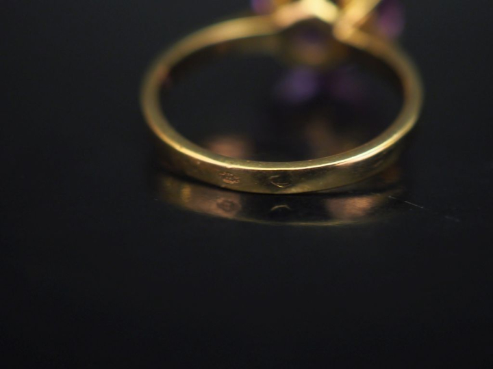 Bague en or jaune 750, sertie en son centre d'une améthyste. TDD. 56 P