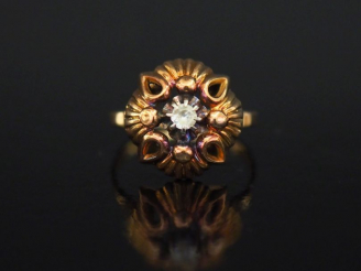 Vente aux enchères Bague en or jaune, sertie en son centre d'une pierre à l'imitation du 