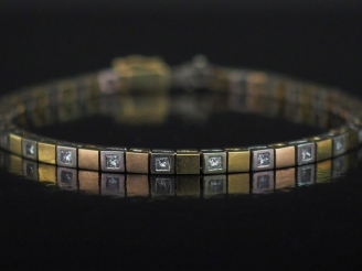 Vente aux enchères Bracelet articulé deux tons d'or 14k, composé de maillons en or jaune 