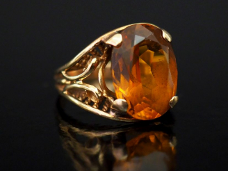 Vente aux enchères Bague en or jaune 14k, sertie en son centre d'un quartz.  Belle montur