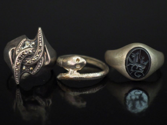 Vente aux enchères Ensemble comprenant :  - une bague de forme chevalière en argent, sert