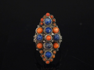 Vente aux enchères Bague Afrique du Nord en argent, sertie de lapis lazuli et corail (?) 