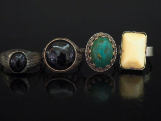 Vente aux enchères Ensemble de trois bagues en argent, pierres dures ou verroterie.  TDD.