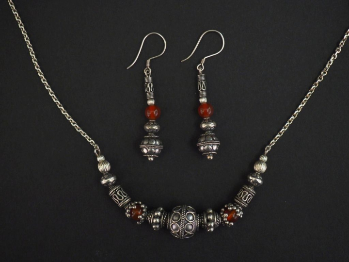 Demi-parure en argent et pierre rouge orangé. Comprenant :  - un colli