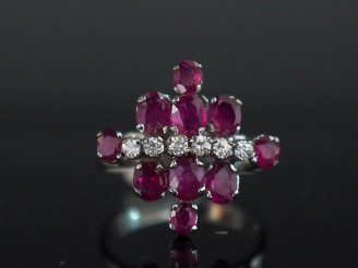 Vente aux enchères Bague moderne en argent 925, sertie d'une ligne de six pierres à l'imi