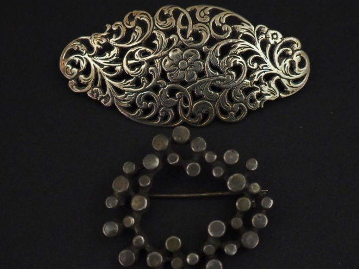 Ensemble comprenant :  - une broche en argent, à décor ajouré de rince