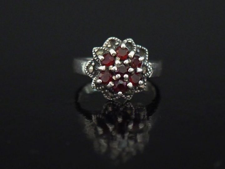 Bague en argent, à décor en son centre d'une fleur sertie de petites p