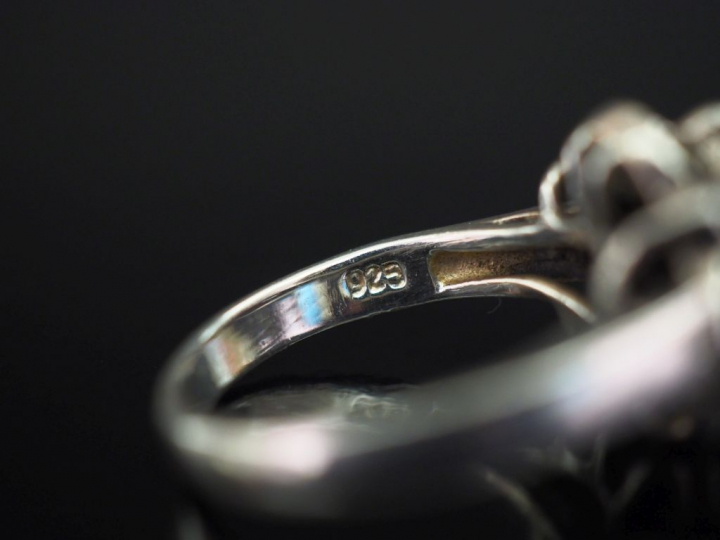 Bague en argent, à décor en son centre d'une fleur sertie de petites p