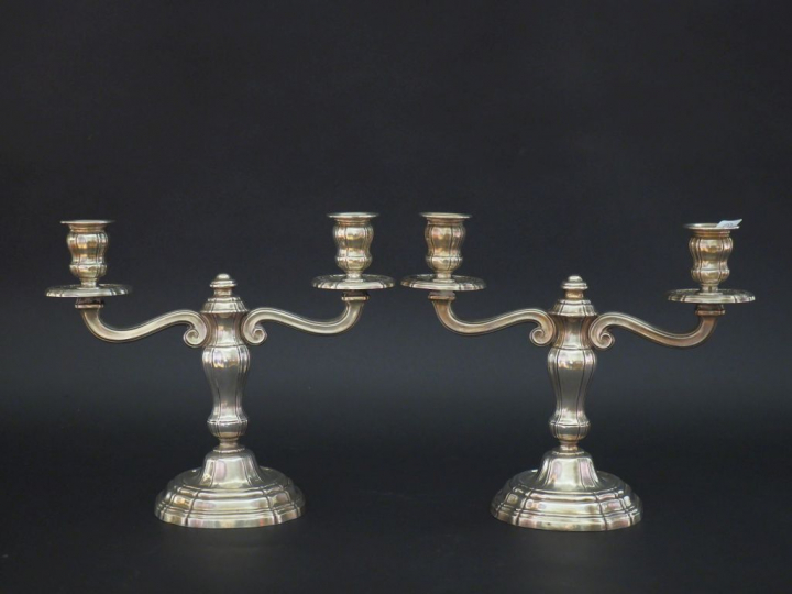 Paire de bougeoirs double de style Louis XV en argent, poinçon Minerve