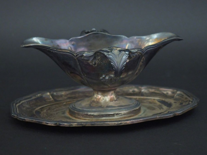 Saucière et son dormant de style Louis XV en argent, poinçon Minerve. 
