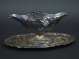 Vente aux enchères Saucière et son dormant de style Louis XV en argent, poinçon Minerve. 