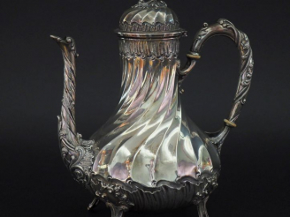 Vente aux enchères Théière de style rocaille en argent, poinçon Minerve, à décor de cotes