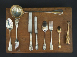Vente aux enchères Ménagère de style Louis XVI en argent, poinçon Minerve, modèle à carto