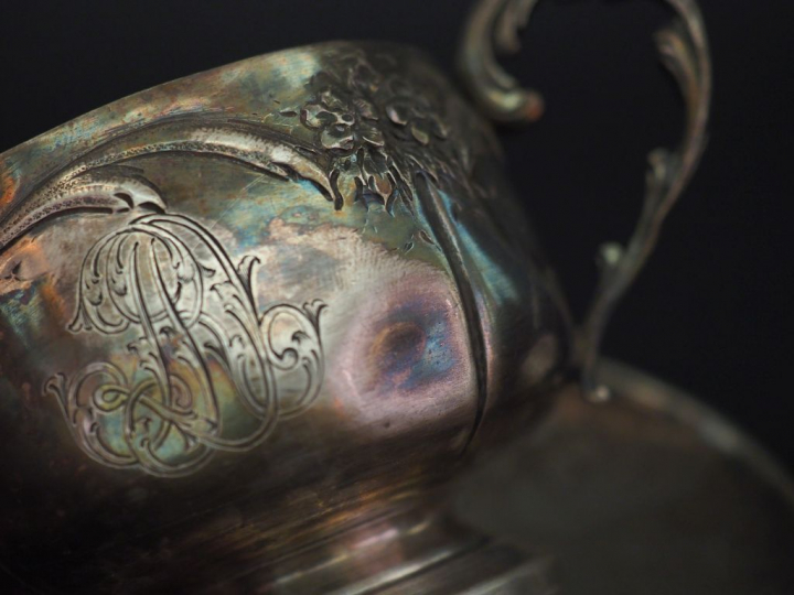 Paire de tasses et leur sous-tasses en argent, poinçon Minerve, à déco