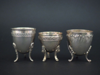 Vente aux enchères Ensemble comprenant :  - un coquetier tripode de style Louis XV en arg