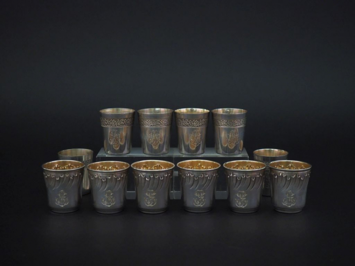 Suite de six verres à liqueur de style Louis XV en argent et vermeil, 