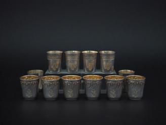 Vente aux enchères Suite de six verres à liqueur de style Louis XV en argent et vermeil, 
