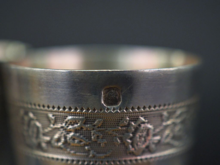 Suite de six verres à liqueur de style Louis XV en argent et vermeil, 