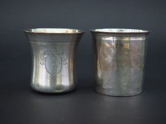 Vente aux enchères Timbale à fond plat en argent lisse, poinçon Minerve, à décor d'un fin
