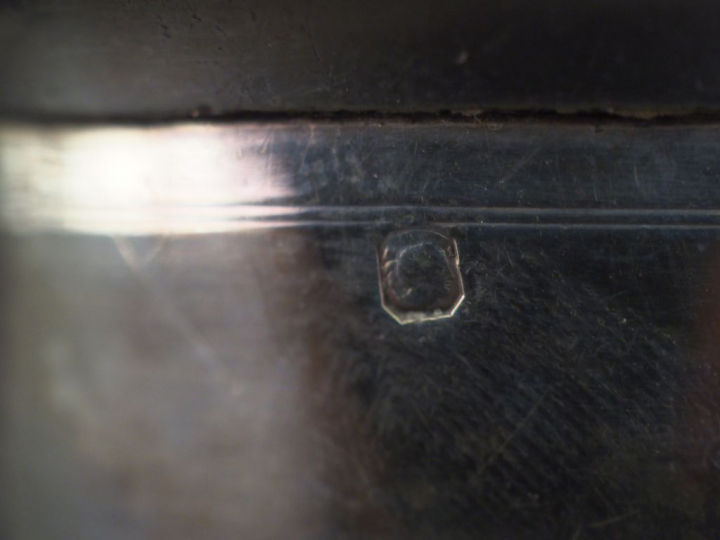 Timbale à fond plat en argent lisse, poinçon Minerve, à décor d'un fin