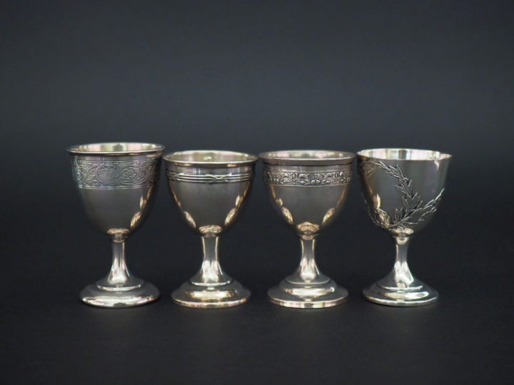 Ensemble comprenant :  - un coquetier de style Louis XVI en argent, po