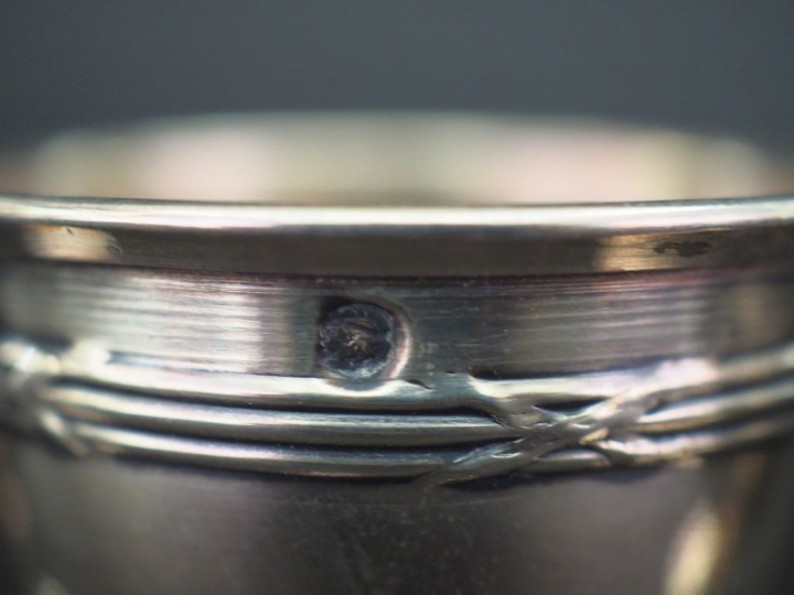 Ensemble comprenant :  - un coquetier de style Louis XVI en argent, po