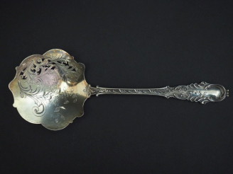 Vente aux enchères Pelle à fraise de style Louis XV en argent et vermeil, à décor de rinc