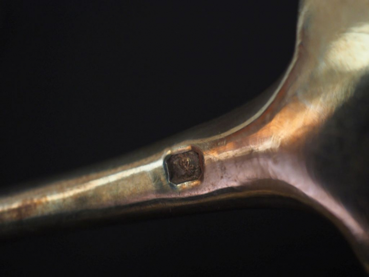 Ensemble comprenant quatre différentes cuillères à saupoudrer en argen