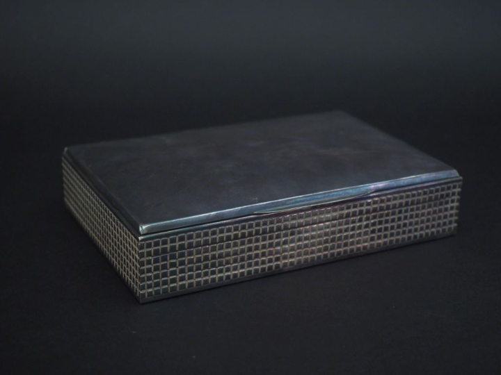 Boite rectangulaire en métal , à décor sur les quatre cotés de cubes. 