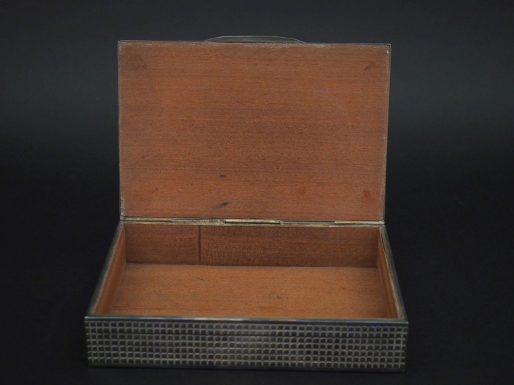 Boite rectangulaire en métal , à décor sur les quatre cotés de cubes. 