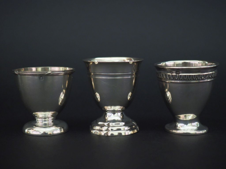 Ensemble comprenant :  - un coquetier de style Louis XVI en argent et 