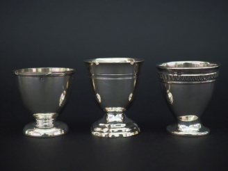 Vente aux enchères Ensemble comprenant :  - un coquetier de style Louis XVI en argent et 