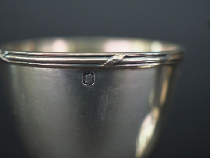 Ensemble comprenant :  - un coquetier de style Louis XVI en argent et 