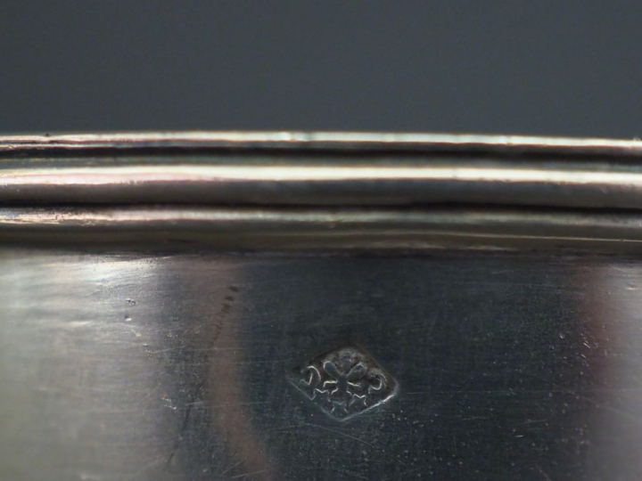 Ensemble comprenant :  - un coquetier de style Louis XVI en argent et 