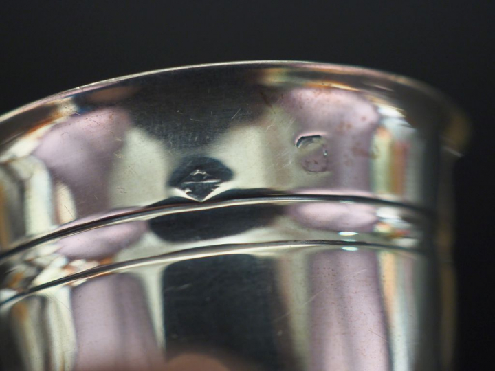 Ensemble comprenant :  - un coquetier de style Louis XVI en argent et 