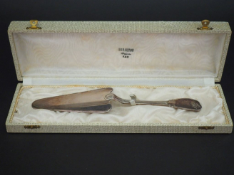 Vente aux enchères Pelle à tarte en argent, poinçon Minerve, à décor de coquilles et rinc