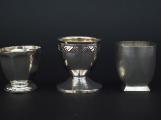 Vente aux enchères Ensemble comprenant :  - un coquetier de style Art déco en argent, poi