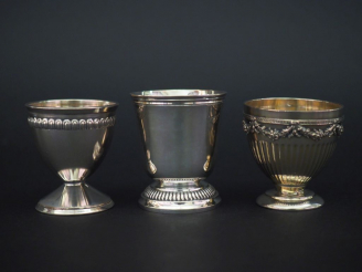 Vente aux enchères Ensemble comprenant :  - un coquetier de style Louis XVI en argent, po