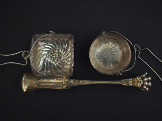 Vente aux enchères Ensemble comprenant :  - une passette à thé en argent, poinçon Minerve