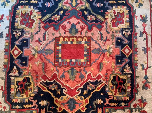 Grand tapis d'Orient à fond rouge. Dim. 338 x 250 cm