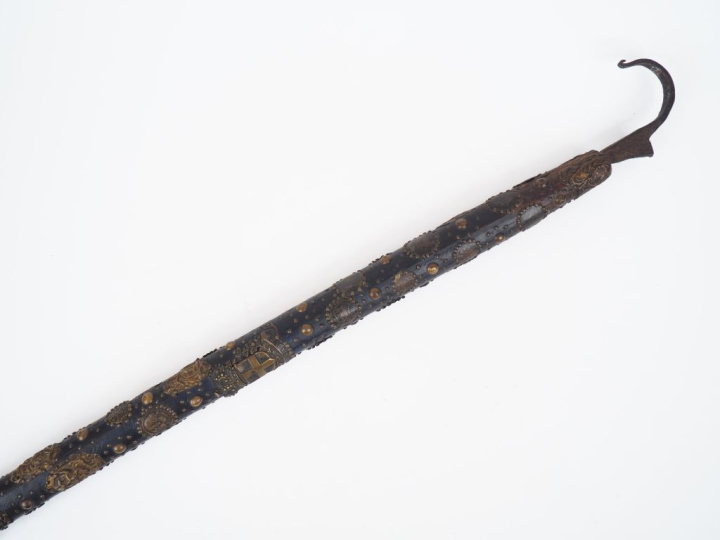 Tire barque en bois et laiton à décor d'armoiries, de pièces et de clo